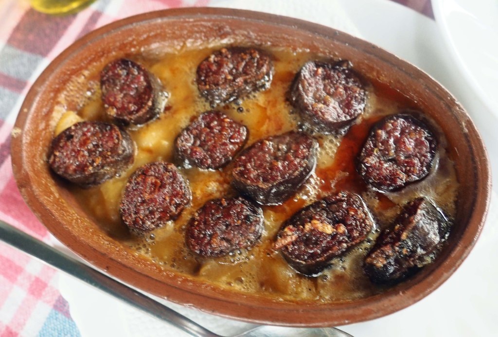 Tavče gravče with sausage (Macedonian food)